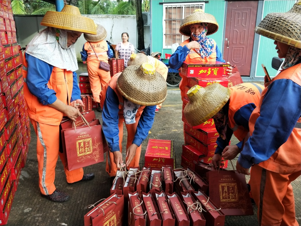 ? ?“中秋佳節(jié)、情暖職工” ? ? ? ? ?-----明佳集團(tuán)黨支部及工會(huì)組織開展中秋慰問活動(dòng)